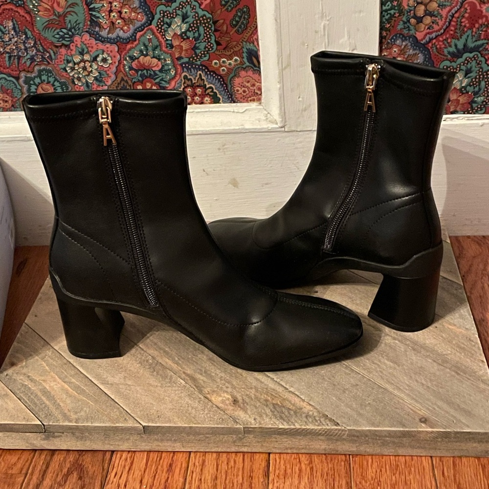 AEROSOLES “Corinda” Black Ankle Booties. In Box  Size 6